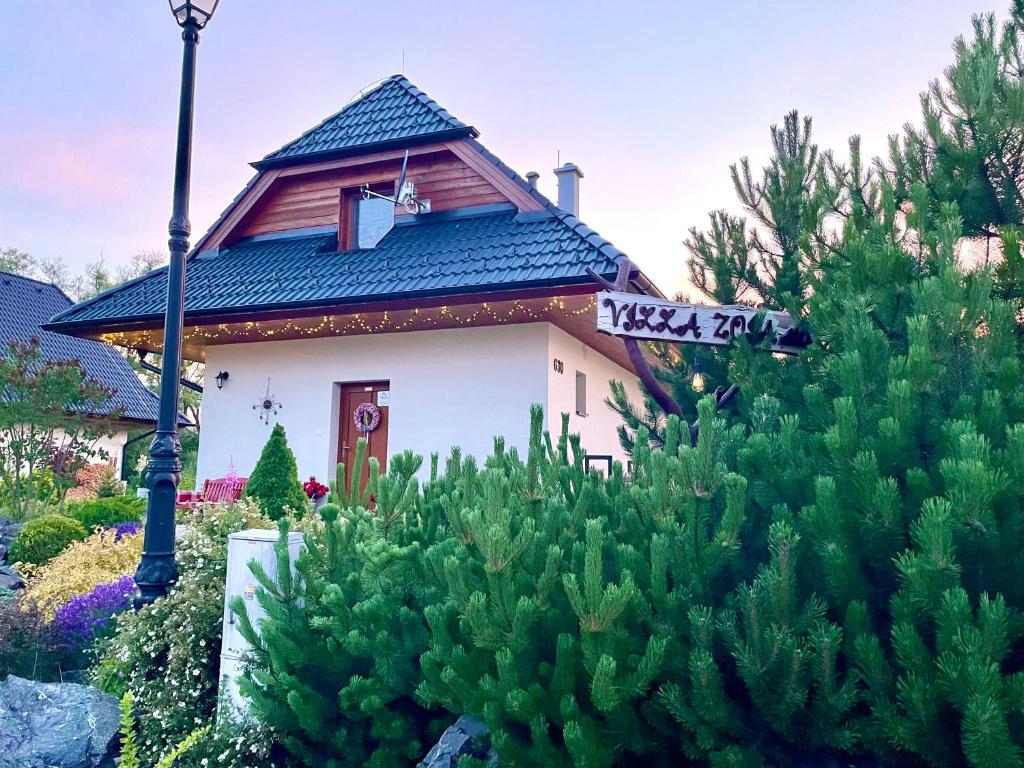 斯塔拉·里斯拉Villa Zoja High Tatras的花园中带有路标的房子