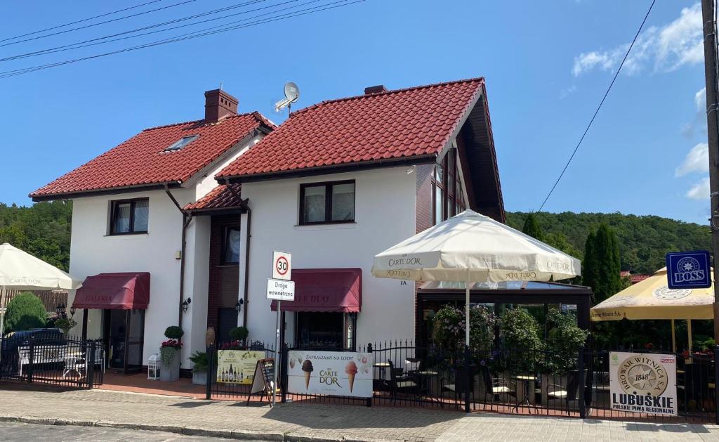 维塞乌卡Cafe Duo的白色的建筑,有红色的屋顶