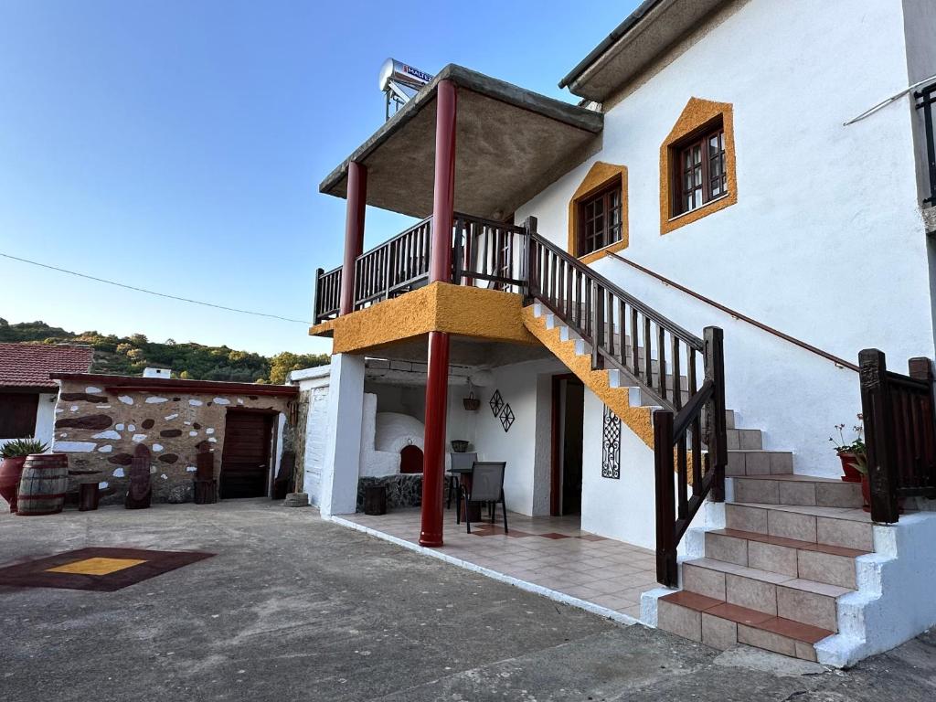 StrovlésAnastasia Country Home的房屋设有楼梯和庭院
