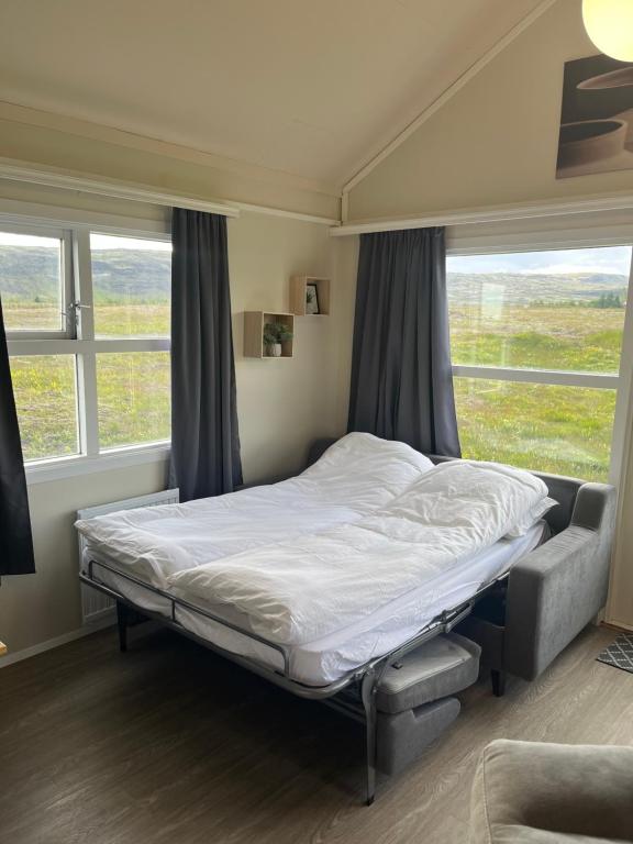 ÖlfusSun-cottage South Iceland的一张位于带大窗户的房间内的床铺