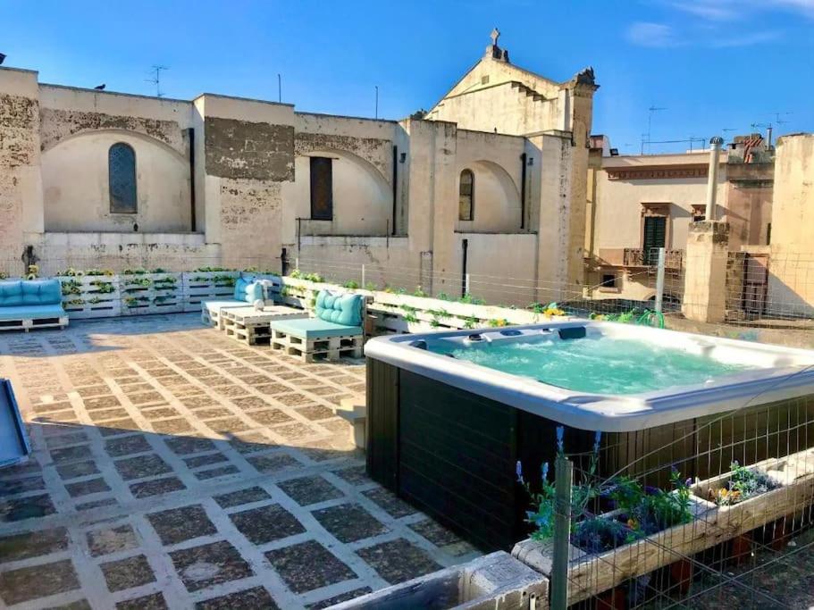 图列Casa Mariù的建筑物屋顶上的热水浴池