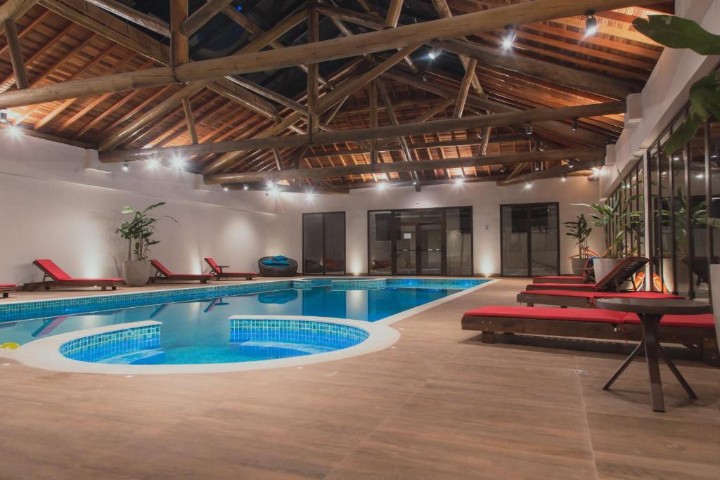 阿瓜斯迪林多亚Capitanias Hotel的大型室内游泳池和大型游泳池