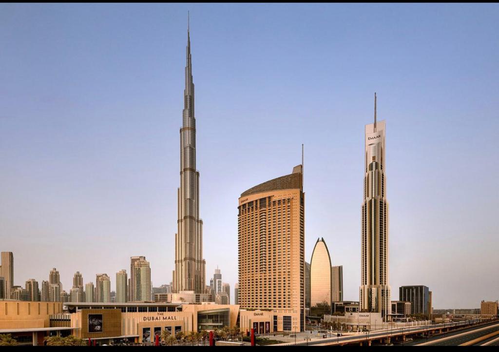 迪拜OSTAY -Address Dubai Mall - The Residence的两座高楼城市天际线