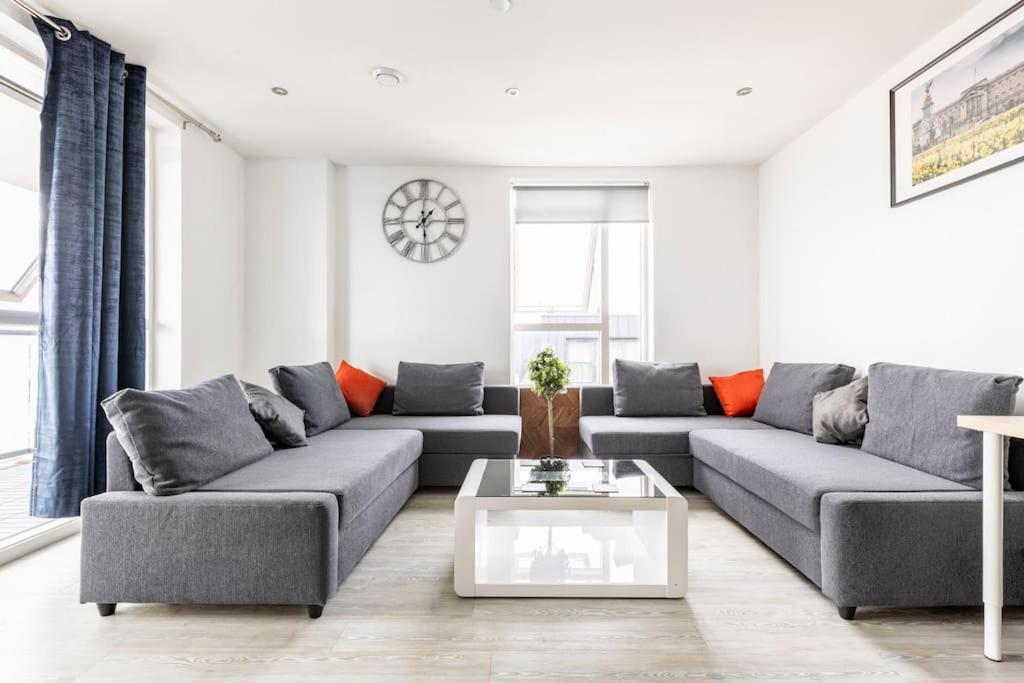伦敦Stylish & Comfortable Top-Floor Flat in Harrow的客厅配有沙发和桌子