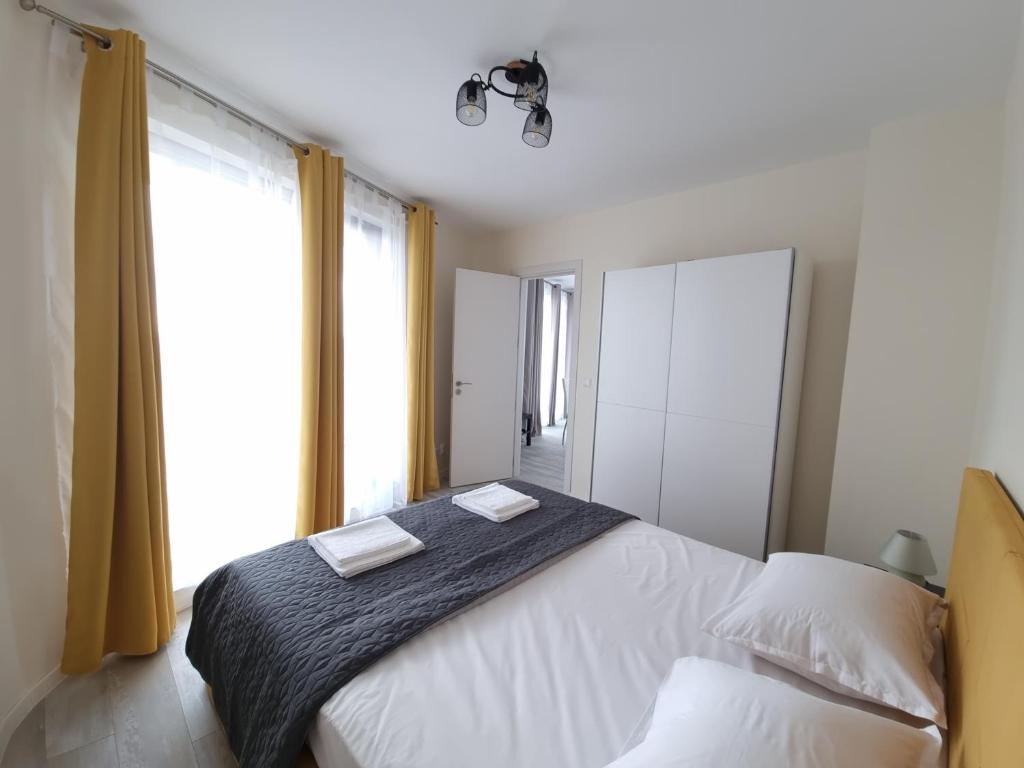 瓦尔纳Апартамент Орех А30的卧室设有一张白色大床和一扇窗户。