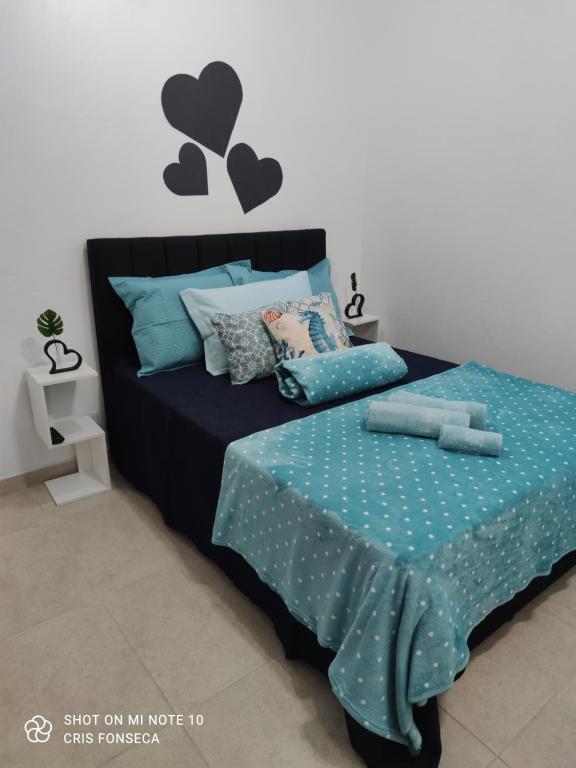 弗洛里亚诺波利斯Hospedagem MAR SANTO的一间卧室配有一张蓝色床单,墙上挂着心灵