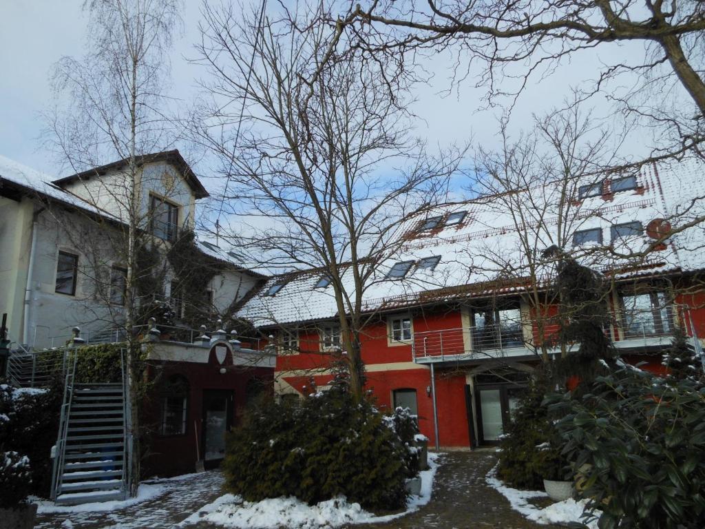 PeterfeckingFerienwohnung Roeder Mühle的屋顶上积雪的红色房子