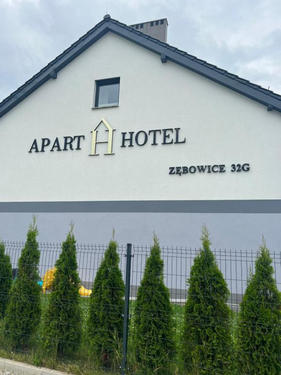 亚沃尔Apart Hotel Zębowice的大楼一侧公寓酒店的标志