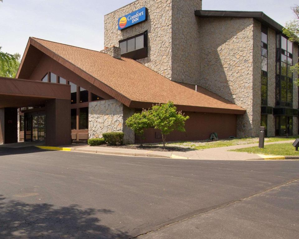 东叙拉古Comfort Inn & Suites Syracuse-Carrier Circle的前面有标志的建筑