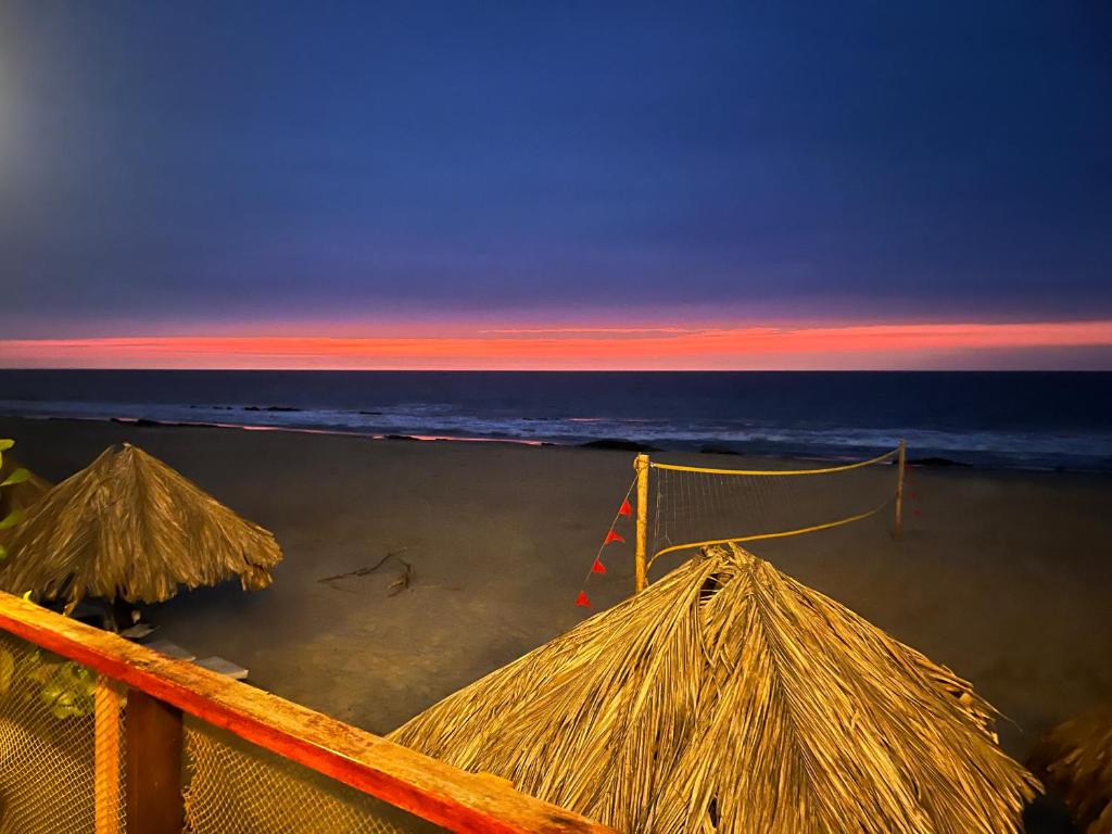 曼克拉Los Corales的一片带一些草伞和海洋的海滩