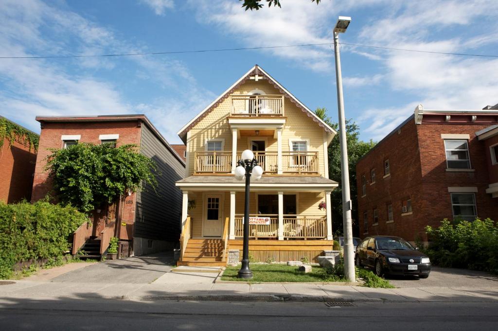 渥太华渥太华背包旅馆的街道上带阳台的黄色房屋