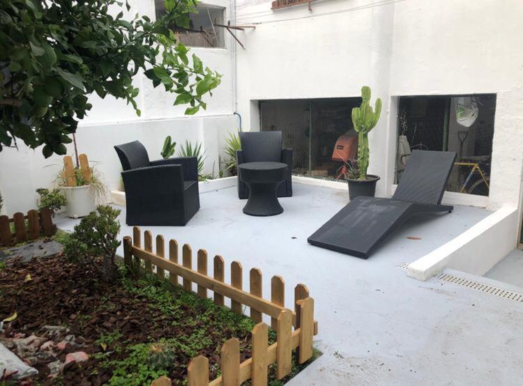 奥迪韦拉什Grandma`s house in Lisbon的庭院设有黑色椅子和围栏