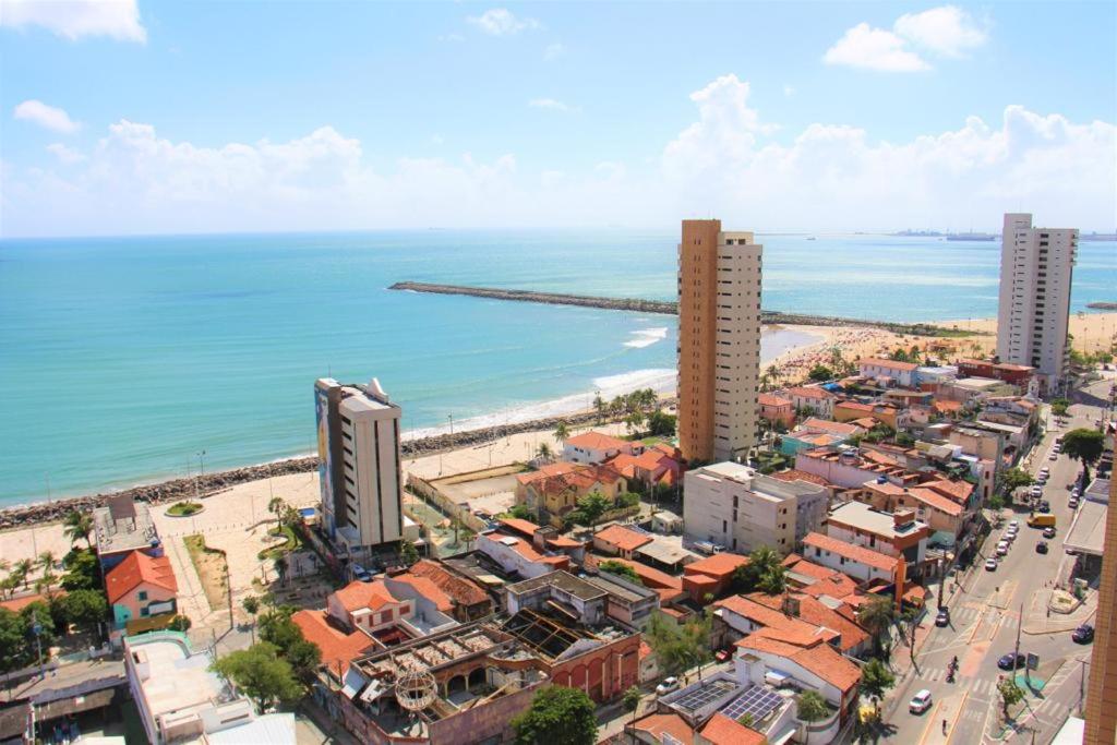 福塔莱萨Vista espetacular 4 pessoas Praia de Iracema的城市的空中景观,海滩和建筑