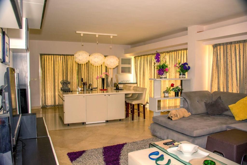 沙姆沙伊赫Villa 19, Amwaj Oyoun Resort - Beach- AquaPark Free Access的带沙发的客厅和厨房