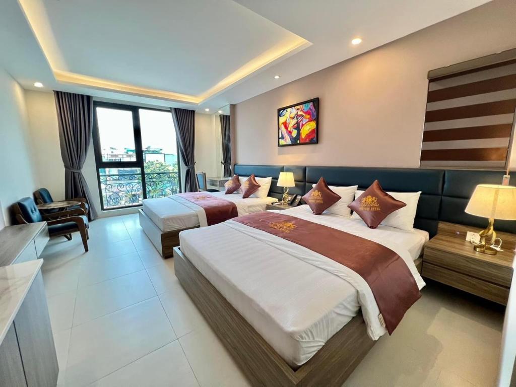河内Victory Hotel的酒店客房设有两张床和窗户。