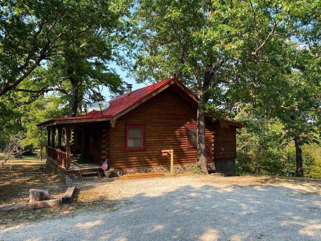 尤里卡斯普林斯Cozy Cabin at Bear Mountain Log Cabins的一间设有红色屋顶的小小木屋
