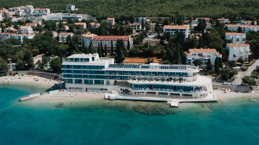 塞尔瑟Luxury Hotel Amabilis的海滩上大型游轮的空中景观