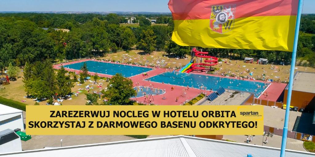 弗罗茨瓦夫欧比特酒店 的享有水上公园的空中景致,设有2个游泳池