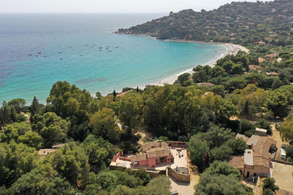 托雷德尔斯泰尔Villa La Petite Etoile的享有房子和海滩的空中景致