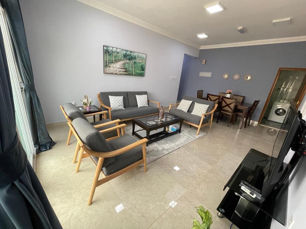 塞拉莱Fully Furnished 2bedroom apartment, Salalah, Oman的带沙发、椅子和桌子的客厅