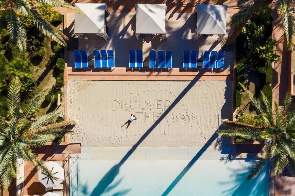 印第安维尔斯Renaissance Esmeralda Resort & Spa, Indian Wells的游泳池游泳男子的头顶景色