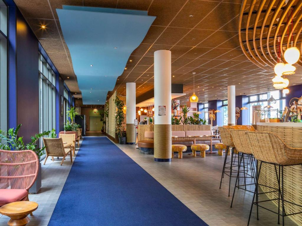 奥利巴黎核心奥利机场宜必思酒店的一个带桌椅的餐厅的大堂