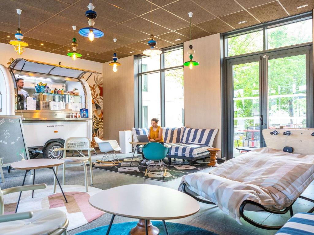 奥利巴黎核心奥利机场宜必思酒店的配有一张床和一张桌子及椅子的房间