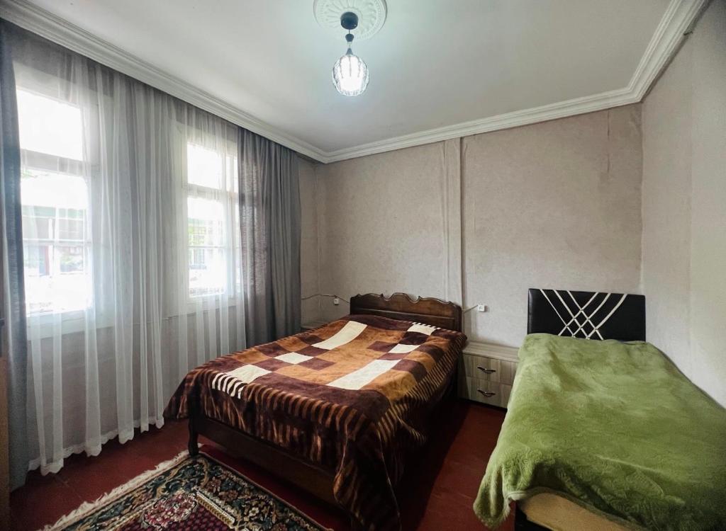 Khelvach'auriAgro Guest House Tsiskari in Machakhela的一间卧室设有一张床和一个窗口