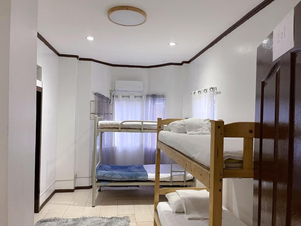 宿务Best Inn Lahug的客房设有两张双层床和一扇窗户。