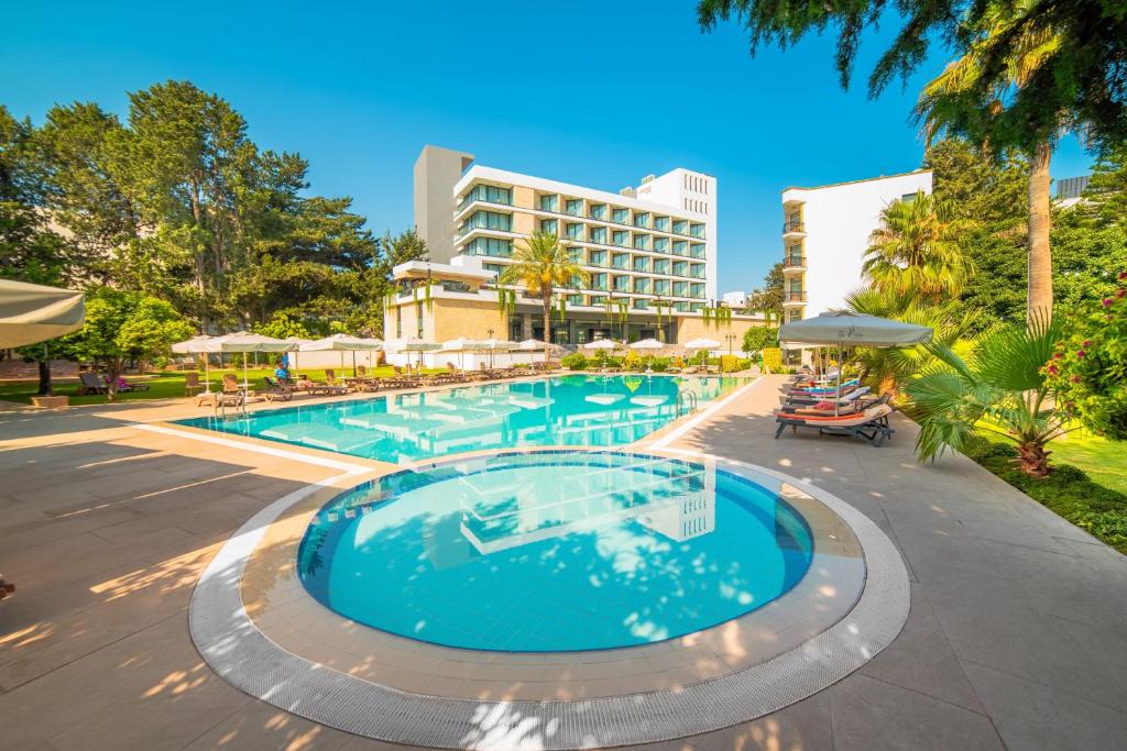 凯里尼亚Hotel Pia Bella的一个游泳池,酒店背景