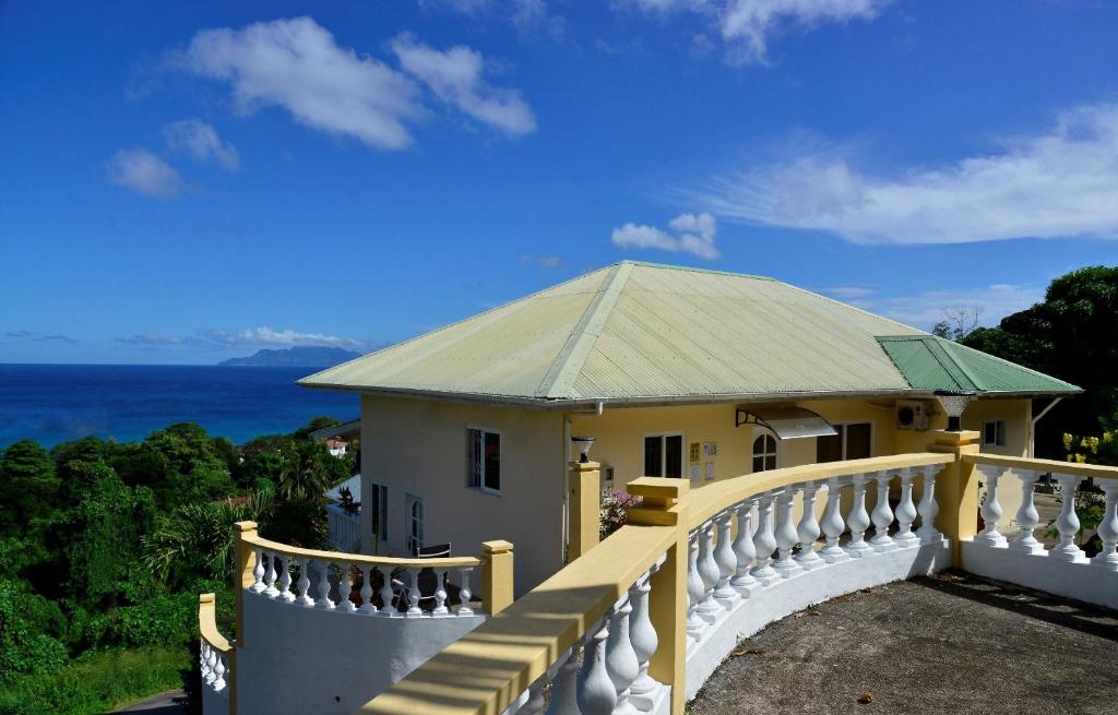 马埃岛梅根度假屋的带阳台的海景度假屋