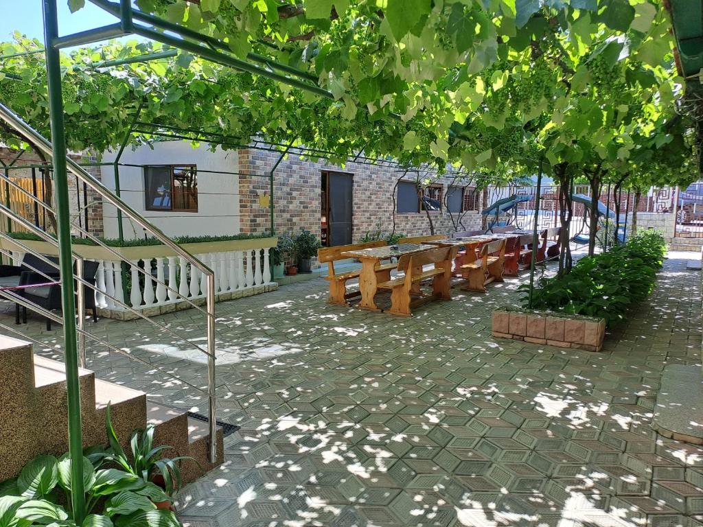 多亚马伊Casa Elena的一座带木桌和长凳的庭院