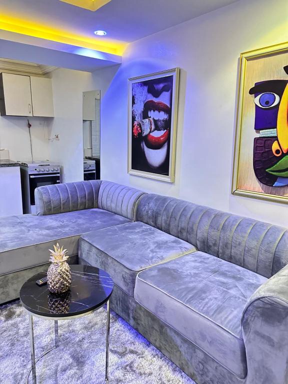 拉各斯Primal Msquare Apartment Ikoyi的客厅配有沙发和桌子