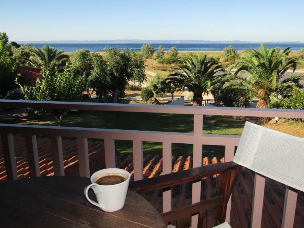 VatopediZafira Retreat的坐在阳台上的桌子上喝杯咖啡
