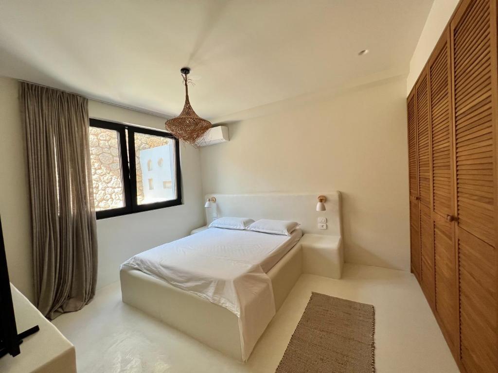德尔米White Pearl Villa的卧室配有白色的床和窗户。