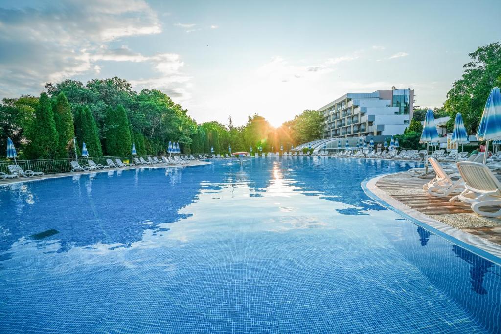 阿尔贝纳Calimera Ralitsa Superior Hotel - Ultra All Inclusive plus Aquapark的一个带椅子和阳光的大型游泳池