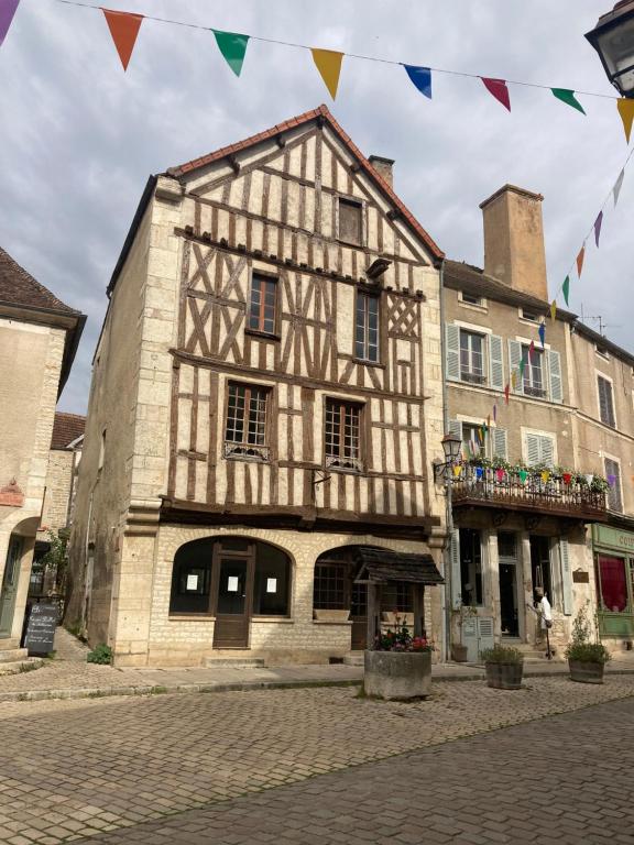 努瓦埃尔Au poids du Roy的街道上悬挂着旗帜的古老建筑