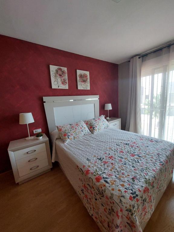 圣佩德罗-德尔皮纳塔尔Habitación bonita的一间卧室设有一张床和红色的墙壁