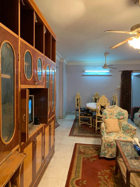 法尤姆Azzam Guest House 1 families only的客厅配有沙发和桌子