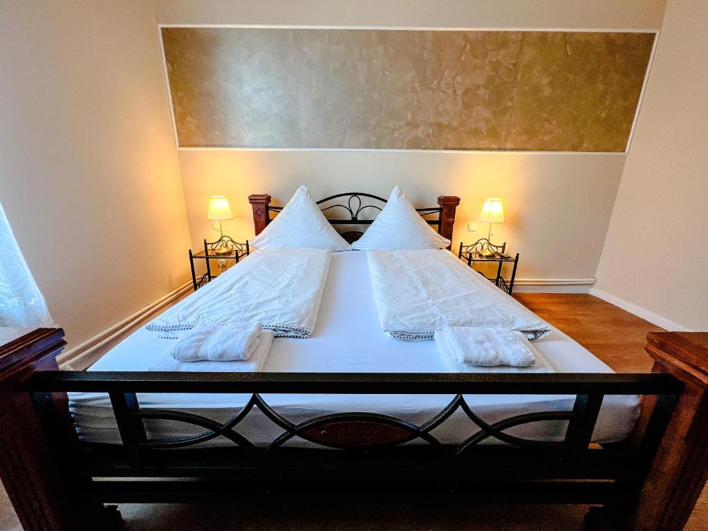 不来梅港Hafen 12的一间卧室配有带白色床单和枕头的床。