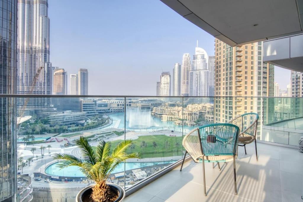 迪拜Spectacular Views of Burj & Fountain - 2 BR的市景阳台配有2把椅子