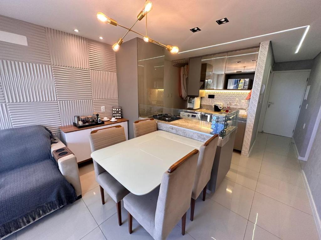 福塔莱萨Happy Living Resort的厨房以及带白色桌椅的用餐室。