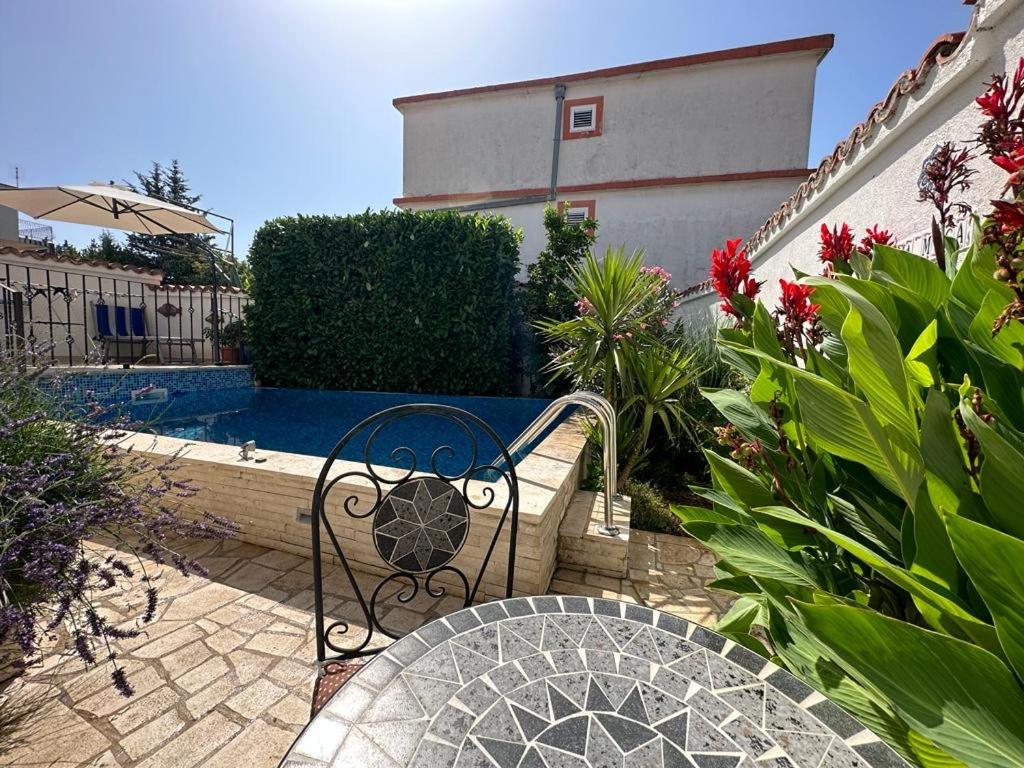 多布拉沃达Villa La Miga的一个带长凳和游泳池的庭院