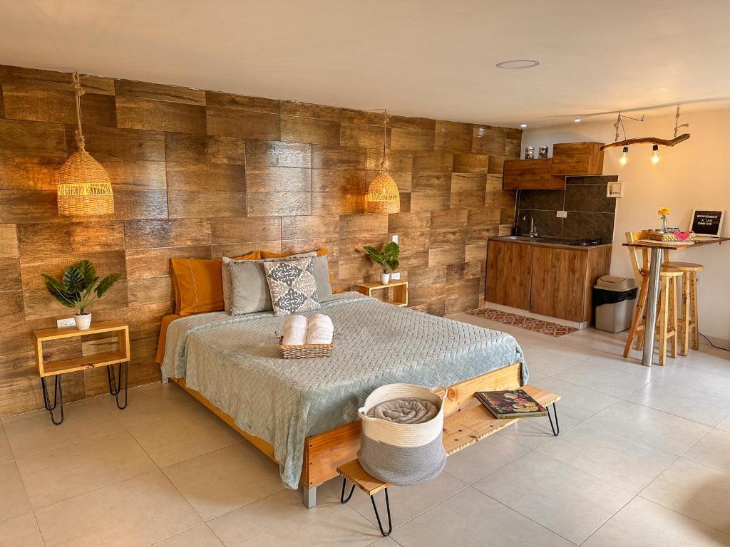 马里尼亚Cabañas con jacuzzi y chimenea - Casa Floral, Marinilla的一间卧室配有一张木墙床