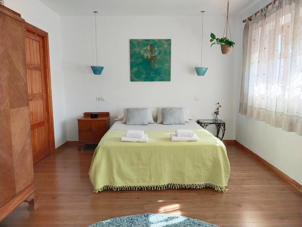 塞维利亚Preciosa casa grande con patio en Sevilla 8PAX的一间卧室配有一张床,上面有两条毛巾