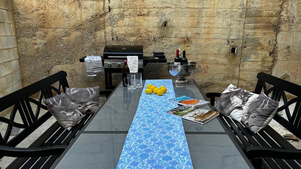 塞拉内华达Arrayanes Royal的玻璃桌,上面有蓝色的桌布