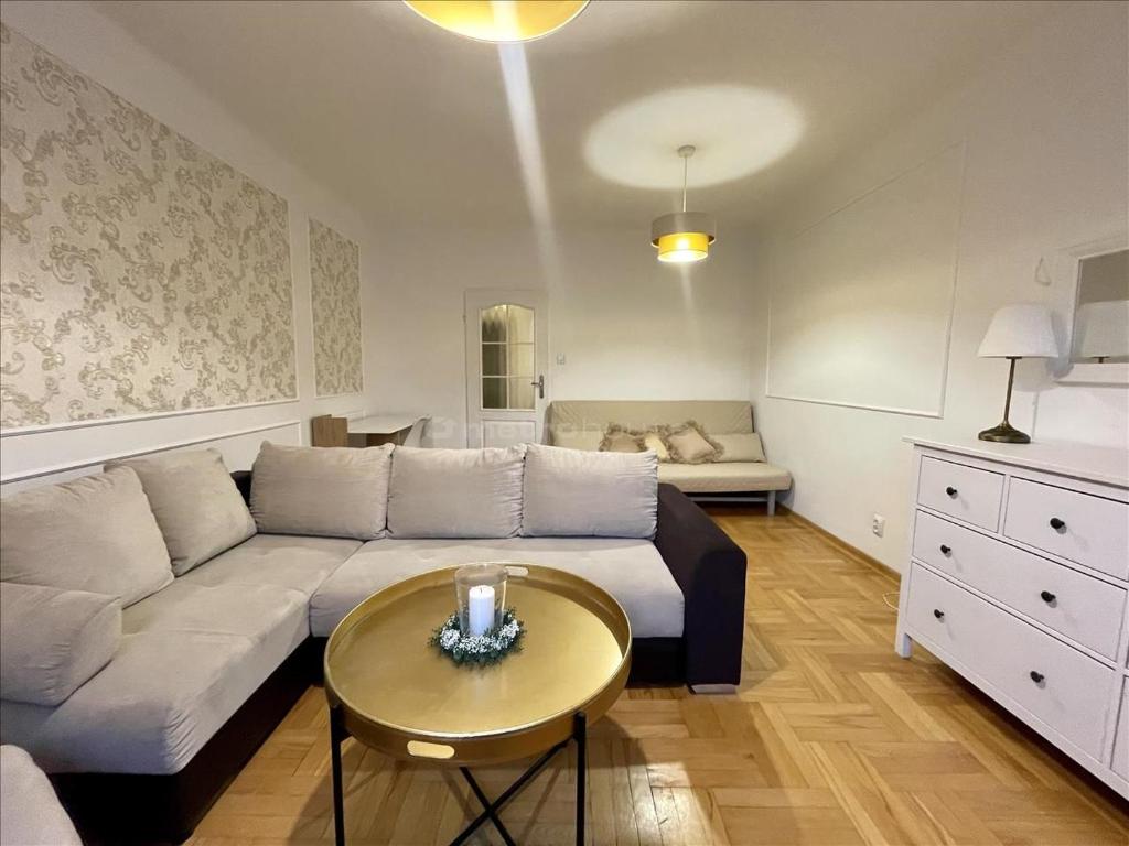 布拉格Prague 9 apartments的客厅配有沙发和桌子