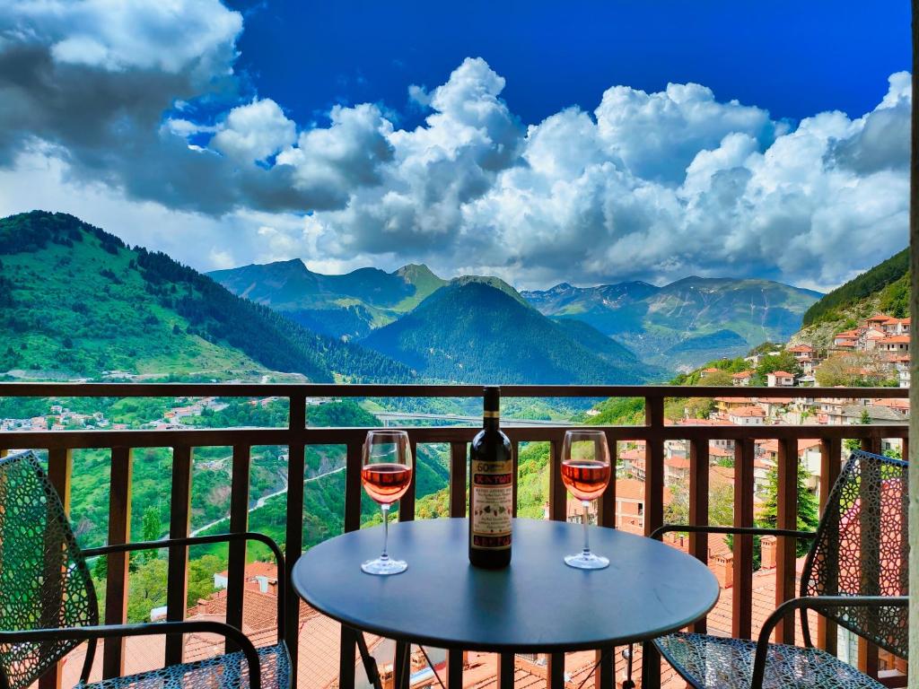 美特索文Majestic Vista Residence的阳台上的桌子和两杯葡萄酒
