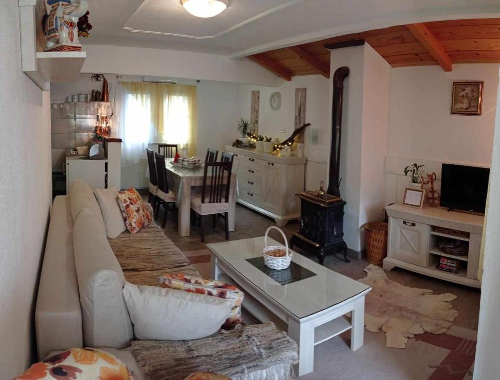 比哈奇Holiday Home Casa Rondo的客厅配有沙发和桌子