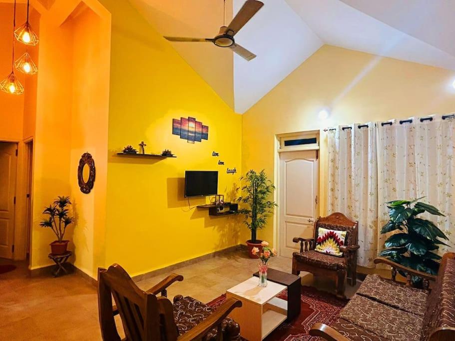Arossim-CansaulimReev's Homestay: Luxury 2 Bedroom apartment的客厅设有黄色的墙壁和天花板